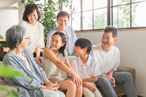 歯科検診について話し合う家族