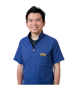 峰歯科・矯正歯科クリニックの院長先生である峰啓介先生